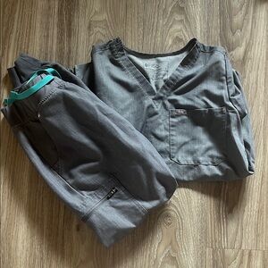 Figs Charcoal Scrub Set